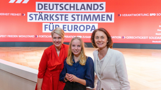 Manuela Schwesig im roten Kleid, Sabrina Repp in der Mitte in Dunkelblau und Katarina Barley im weißen Blazer (von links nach rechts) stehen vor der Bühne. Im Hintergrund "Deutschlands stärkste Stimmen für Europa" als Europawahl-Claim der SPD.